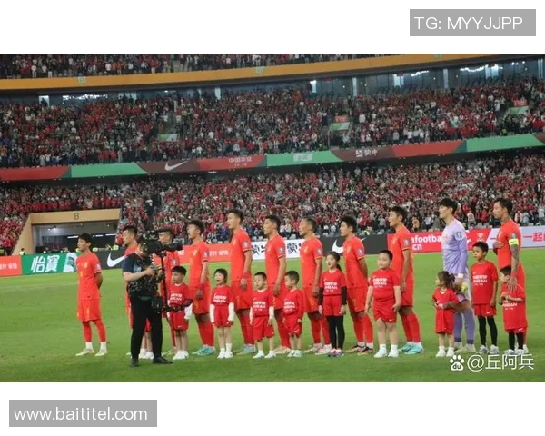 足球明星在西安激情踢球视频回顾引发球迷热议与期待